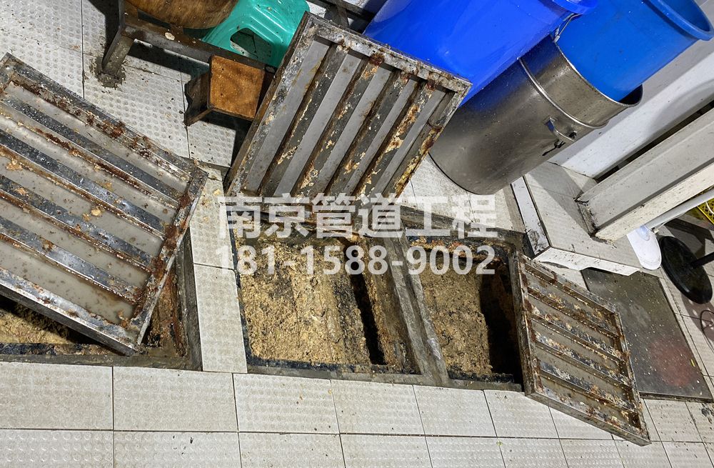 278大光路城管中队食堂隔油池清理